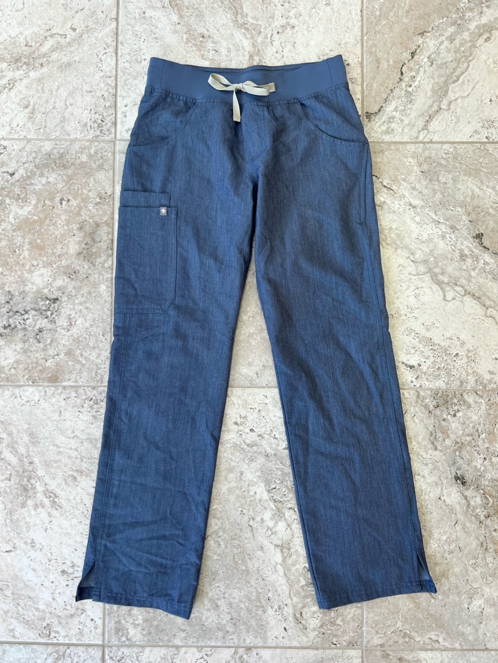 FIGS Kade Cargo Scrub Straight Leg Pants in RARE Heather Denim (# 1327), size XS